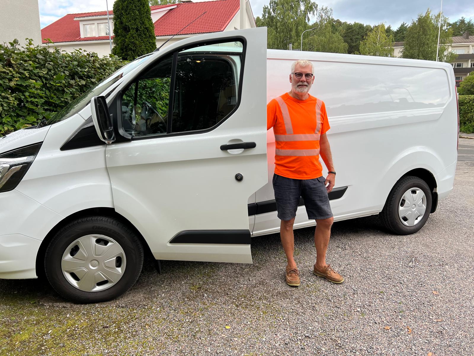 Pakettiauto ja peräkärry